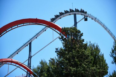 Valencia, İspanya - 20 Mayıs 2022: Heyecan verici bir hız treninde adrenalin yükseliyor, duygular doruğa ulaşıyor..