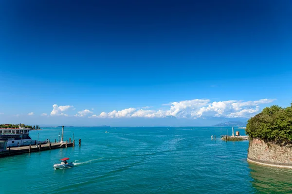 ペスキエーラ ガルダ イタリア 2021年10月6日 ペスキエーラ ガルダ湖の海岸にイタリアの都市のポートへの入り口 — ストック写真