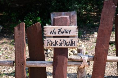 Ölüm tehlikesine karşı el yapımı bir uyarı ve giriş yok..