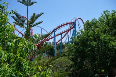 Dar metal raylı ters dönmüş lunapark treni. Tatillerin tadını çıkarmak için ideal bir yaz günü.