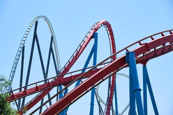 Invertierte Achterbahn Mit Schmalen Metallschienen Ein Idealer Sommertag Den Urlaub — Stockfoto