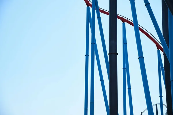Industrieller Hintergrund Großer Vertikaler Metallrohre Gegen Den Blauen Himmel — Stockfoto