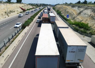 Valencia, İspanya - 22 Mayıs 2022: Kalabalık kamyonlarla dolu bir İspanyol otoyolunda sıkışıklık.