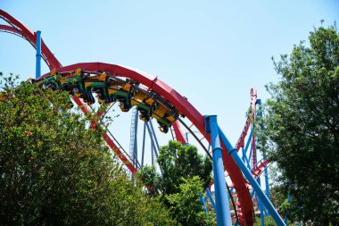 Valencia, İspanya - 20 Mayıs 2022: Uzun, ince bir metal yapı güneşli bir yaz gününde eğlenceli bir hız trenini destekler..