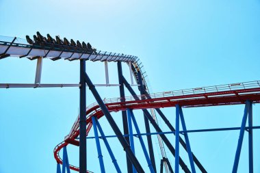 Valencia, İspanya - 20 Mayıs 2022: Heyecan verici bir hız treninde adrenalin yükseliyor, duygular doruğa ulaşıyor..