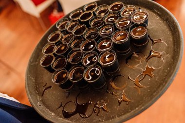 Bir garson parti sırasında bir tepside bir sürü içki taşır..