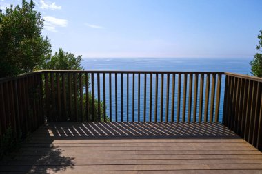 Güneşli bir yaz gününde, balkonun tepesinden denizi seyretmek için görüş açıları ve yürüyüş yolları..