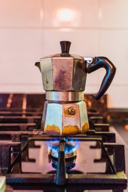 Geleneksel İtalyan alüminyum kahve demliği, mutfakta yanıyor..