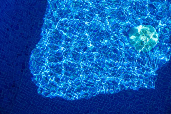 Yüzme Havuzunun Akıntısı Tatlı Suda Görülür — Stok fotoğraf