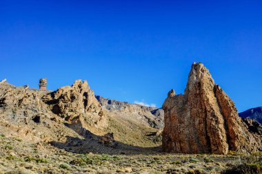 Güneşli bir günde dikey kaya oluşumları