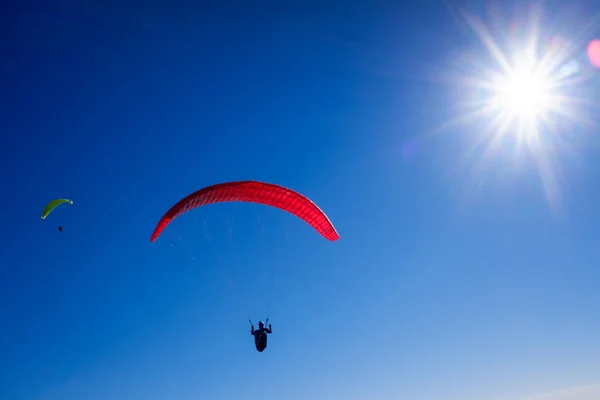 滑翔机带着特殊的降落伞从高山上起飞 在空中滑翔 — 图库照片