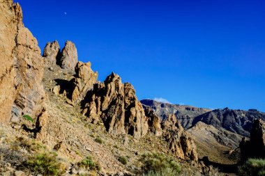 Roques de Garcia, Tenerife 'deki panoramik manzara, muhteşem volkanik kaya oluşumları.