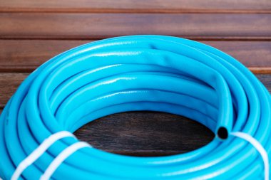 Geri dönüşümlü malzemeyle inşa edilmiş yeni mavi bir hortumun kauçuk malzemesinin ayrıntıları..