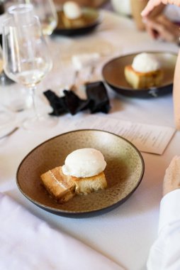 Geleneksel torrija brioche vanilyalı dondurma, tipik İspanyol tatlısı..