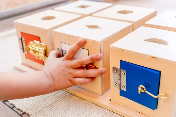 Una Chica Aprende Usando Sus Manos Para Jugar Con Cajas —  Fotos de Stock