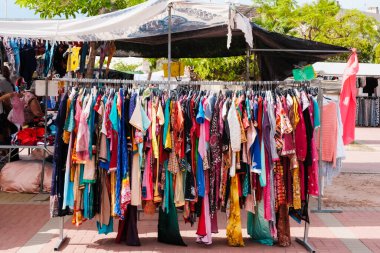 Valencia, İspanya - 13 Temmuz 2022: Düşük maliyetli yaz elbiseleri sokak pazarında satıldı.