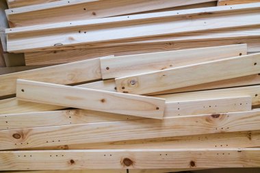 Bir rafı monte etmek için önceden hazırlanmış çam ağaçları..