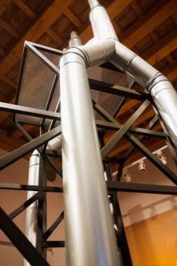 Enerji nakli için deponun bodrumunda temiz ve yeni borular var..