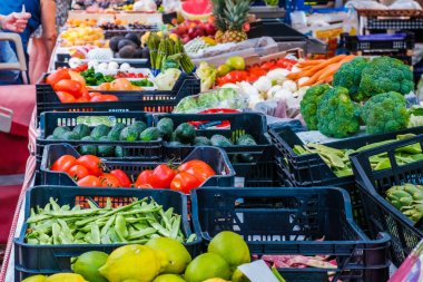 Lezzetli İspanyol meyve ve sebze pazarı, Akdeniz diyeti enflasyon nedeniyle daha pahalı hale geliyor.
