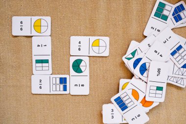 Montessori 'de, kesirler oyunlar ve renkli kartlarla öğretilir.