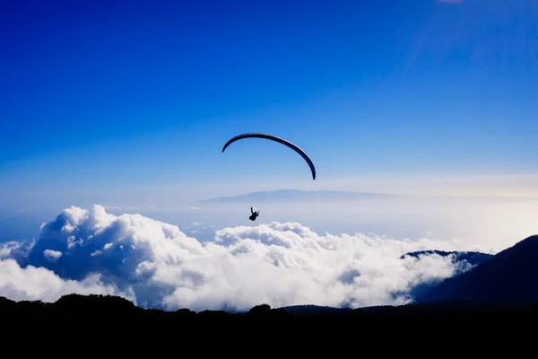 Parapente Por Encima Los Picos Montaña Nubes Blancas Durante Invierno — Foto de Stock