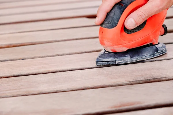 Een Hand Gehouden Hout Schuurmachine Gehouden Door Een Vrouw — Stockfoto