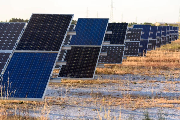 Pół Pustynne Pole Panelami Słonecznymi Wytwarzania Energii Elektrycznej Zachodzie Słońca — Zdjęcie stockowe