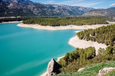 Portillo su deposu, Granada şehrine taze su sağlamak için yarı kapasitede..