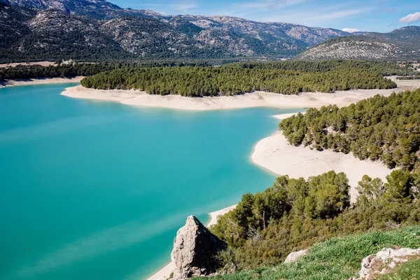 Portillo su deposu, Granada şehrine taze su sağlamak için yarı kapasitede..