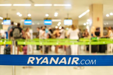 İbiza, İspanya - 28 Temmuz 2022: Ryanair havaalanındaki kuyrukları ayırmak için halat.
