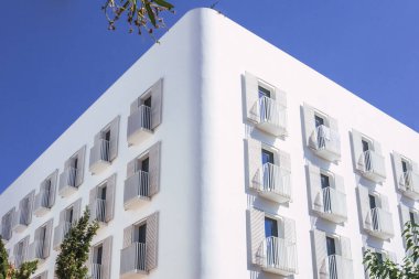 İbiza, İspanya - 25 Temmuz 2022: Balear adalarının geleneksel tasarımına sahip birkaç katlı yeni bina.