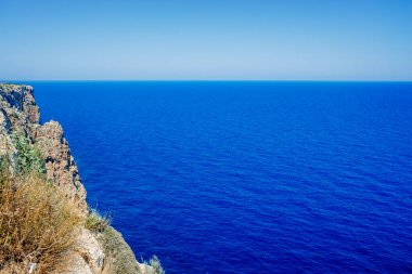 Yoğun mavi deniz, yukarıdan görünen sahilin rahatlatıcı arka planı.