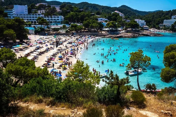 Івіца Липня 2022 Відпускники Насолоджуються Сонячним Днем Пляжі Поблизу Курорту — стокове фото