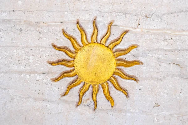 Kresba Slunce Zlatými Paprsky Vyrytými Mramoru Teplého Dne — Stock fotografie