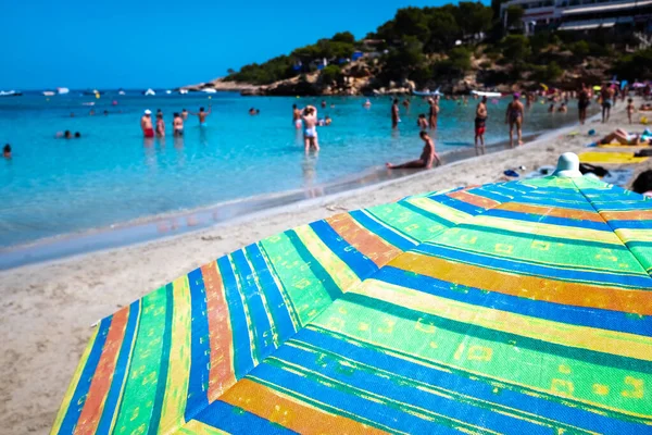 Відпочиваючі Насолоджуються Сонячним Днем Пляжі Фоном Поза Зором Парасолькою Передньому — стокове фото