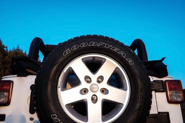 İbiza, İspanya - 25 Temmuz 2022: Bir gezi sırasında arka tarafa yerleştirilen bir off-road aracının Goodyear yedek tekerleği.