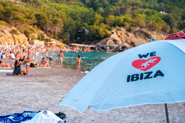 Ibiza Липня 2022 Парасолька Пляжі Текстом Love Ibiza Пляжі Дезорієнтованими — стокове фото