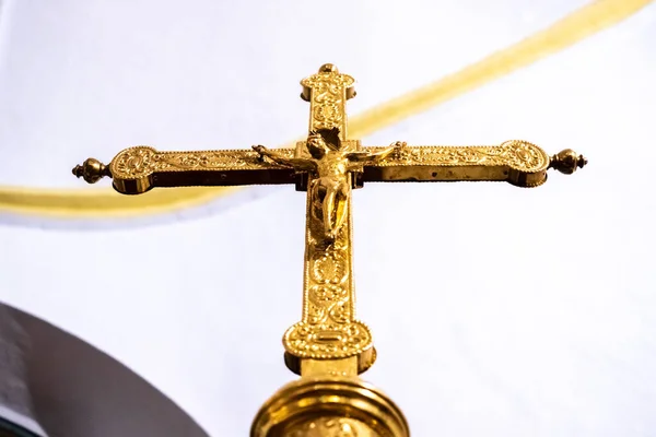 Crucifix Gilded Dilihat Dari Bawah Dihiasi Dengan Kemegahan Agar Terlihat — Stok Foto