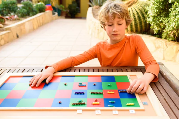 Studenten Pojke Med Hjälp Montessori Checker Styrelse Utomhus Gör Hemundervisning — Stockfoto