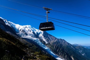 Chamonix, Fransa - 10 Eylül 2022: Teleferik turistleri ve dağcıları MontBlanc zirvesine taşıdı.