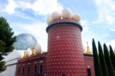 Rakamlar, İspanya - 5 Eylül 2022: Dali Tiyatro Müzesi girişi.