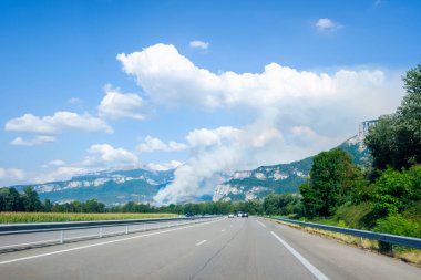 Grenoble, Fransa - 5 Eylül 2022: Bir dağ yamacında bir orman yangını patlak verdi..