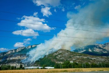 Grenoble, Fransa - 5 Eylül 2022: Bir dağ yamacında bir orman yangını patlak verdi..