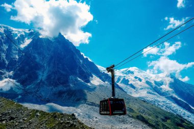 Chamonix, Fransa - 10 Eylül 2022: Teleferik turistleri ve dağcıları MontBlanc zirvesine taşıdı.
