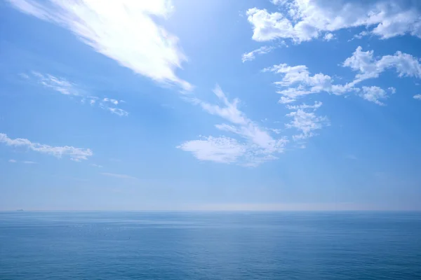 穏やかな穏やかな海の上に白い雲と澄んだ空 無限の背景 — ストック写真