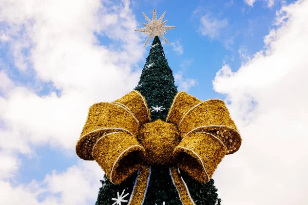 Parte Superior Uma Grande Árvore Natal Adornada Com Grande Arco — Fotografia de Stock