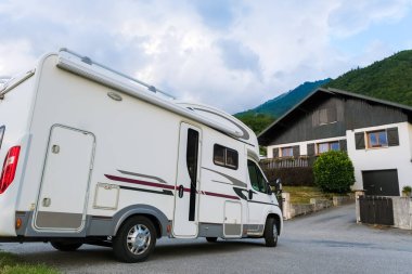Chamonix, Fransa - Ağustos 2022: Karavan, kışın gelmesiyle birlikte bir sonraki bayrama kadar park etti..
