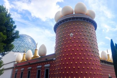 Annecy, Fransa - Eylül 2022: Gölün bir ucunda Chateau de Duingt, güzel bir ortaçağ kalesi.