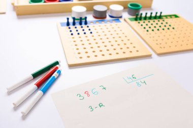 Montessori metodunu takip eden sayısal bir bölünme..