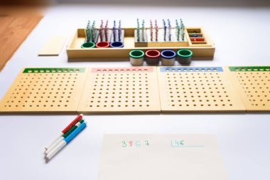 Montessori metodunu takip eden sayısal bir bölünme..